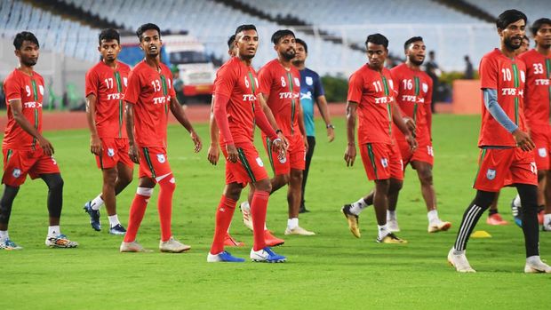Bangladesh's national football team captain Jamal Bhuyan (4L) takes part in a training session with teammates ahead of their World Cup 2022 and 2023 AFC Asian Cupqualifying football match against India, at the Vivekananda Yuba Bharati Krirangan in Kolkata on October 14, 2019. (Photo by DIBYANGSHU SARKAR / AFP)