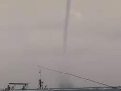 Viral Fenomena Waterspout di Perairan Sanur Bali