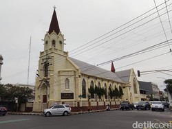 Gereja di Malang Simpan Alkitab Berusia 400 Tahun