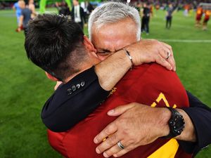 Haru & Bahagia Mourinho Kala AS Roma Juara