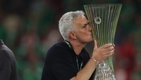 Hanya satu tahun, Jose Mourinho berhasil mempersembahkan trofi buat AS Roma usai menang lawan Feyenoord di final UEFA Conference League. Foto: Getty Images/Matthew Ashton - AMA