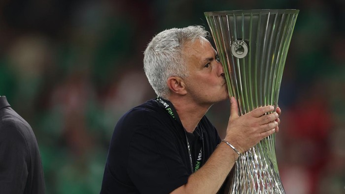 Jose Mourinho TIRANA, ALBANIA - MAY 25: Jose Mourinho the manager / head coach of AS Roma kisses the UEFA Conference League trophy at full time of the UEFA Conference League final match between AS Roma and Feyenoord at Arena Kombetare on May 25, 2022 in Tirana, Albania. (Photo by Matthew Ashton - AMA/Getty Images)