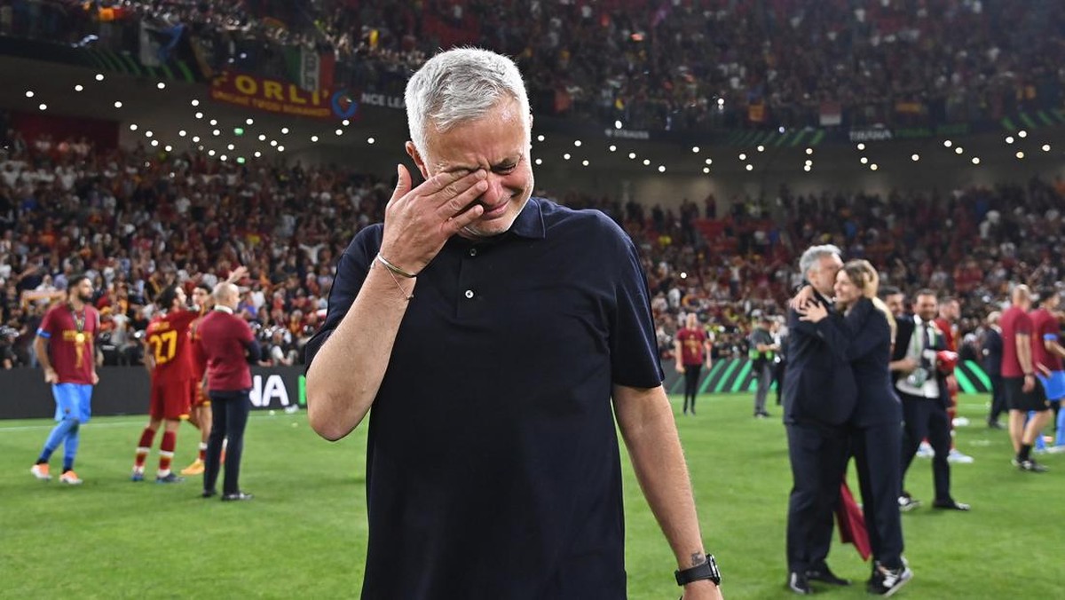 Jose Mourinho menangis usai membawa AS Roma juara Europa Conferene League. (Foto: Tullio Puglia - UEFA via Getty Images)