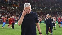 Sambil Berlinang Air Mata, Mourinho Pastikan Bertahan di Roma
