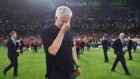 Mourinho tak kuasa menahan haru usai AS Roma memastikan gelar juara UEFA Conference League. Roma pun menjadi klub pertama yang menjuarai turnamen tersebut. (Foto: UEFA via Getty Images/Tullio Puglia - UEFA)