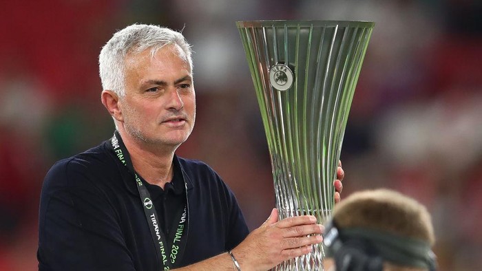 TIRANA, ALBANIA - MAY 25:  AS Roma Manager Jose Mourinho holds the trophy following his teams victory at the end of the UEFA Conference League final match between AS Roma and Feyenoord at Arena Kombetare on May 25, 2022 in Tirana, Albania. (Photo by Chris Brunskill/Fantasista/Getty Images)