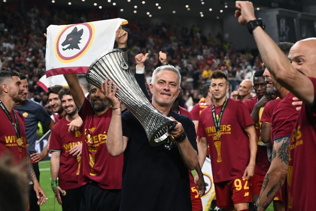 Pelatih kepala Roma Portugal Jose Mourinho merayakan kemenangan trofi pada 25 Mei 2022 di Stadion Air Albania di Tirana dengan final Liga Konferensi Eropa UEFA antara AS Roma dan Feyenoord.  (Foto: OZAN KOSE / AFP) oleh Getty Images oleh OZAN KOSE / AFP)