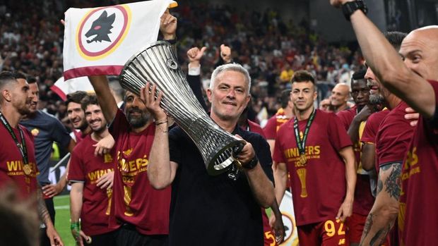 Roma's Portuguese head coach Jose Mourinho celebrates with the trophy after his team won the UEFA Europa Conference League final football match between AS Roma and Feyenoord at the Air Albania Stadium in Tirana on May 25, 2022. (Photo by OZAN KOSE / AFP) (Photo by OZAN KOSE/AFP via Getty Images)