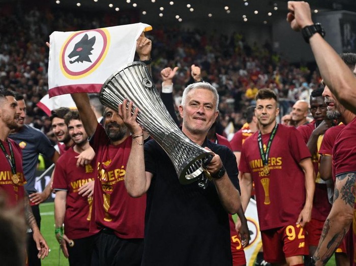 Roma's Portuguese head coach Jose Mourinho celebrates with the trophy after his team won the UEFA Europa Conference League final football match between AS Roma and Feyenoord at the Air Albania Stadium in Tirana on May 25, 2022. (Photo by OZAN KOSE / AFP) (Photo by OZAN KOSE/AFP via Getty Images)