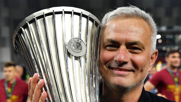 TIRANA, ALBANIA - MAY 25: Jose Mourinho, Head Coach of AS Roma lifts the UEFA Europa Conference League Trophy after their sides victory during the UEFA Conference League final match between AS Roma and Feyenoord at Arena Kombetare on May 25, 2022 in Tirana, Albania. (Photo by Valerio Pennicino - UEFA/UEFA via Getty Images)