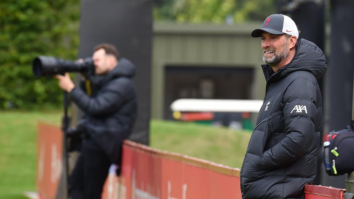 Juergen Klopp tengah memantau latihan Liverpool jelang final Liga Champions (Liverpool FC via Getty Images/John Powell)