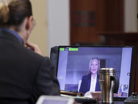 Kate Moss Bela Johnny Depp di Sidang Melawan Amber Heard Actor Johnny Depp listens as his former girlfriend, Model Kate Moss testifies via video link during Depp's defamation trial against his ex-wife Amber Heard, at the Fairfax County Circuit Courthouse in Fairfax, Virginia, U.S., May 25, 2022. REUTERS/Evelyn Hockstein/Pool