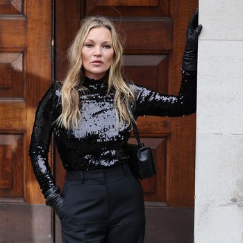 LONDON, ENGLAND - MARCH 11: Kate Moss arriving at the Burberry A/W 2023 Womenswear Collection Presentation at Central Hall Westminster on March 11, 2022 in London, England. (Photo by Neil Mockford / Ricky Vigil M/GC Images)