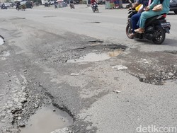 Rektor Unimed Sampai Bermohon ke Bupati Perbaiki Jalan Rusak