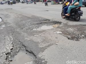 Rektor Unimed Sampai Bermohon ke Bupati Perbaiki Jalan Rusak Rektor Unimed Sampai Bermohon ke Bupati Perbaiki Jalan Rusak