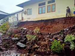 Diguyur Hujan Deras, Pondasi Kantor Desa Bengkala Kubutambahan Jebol