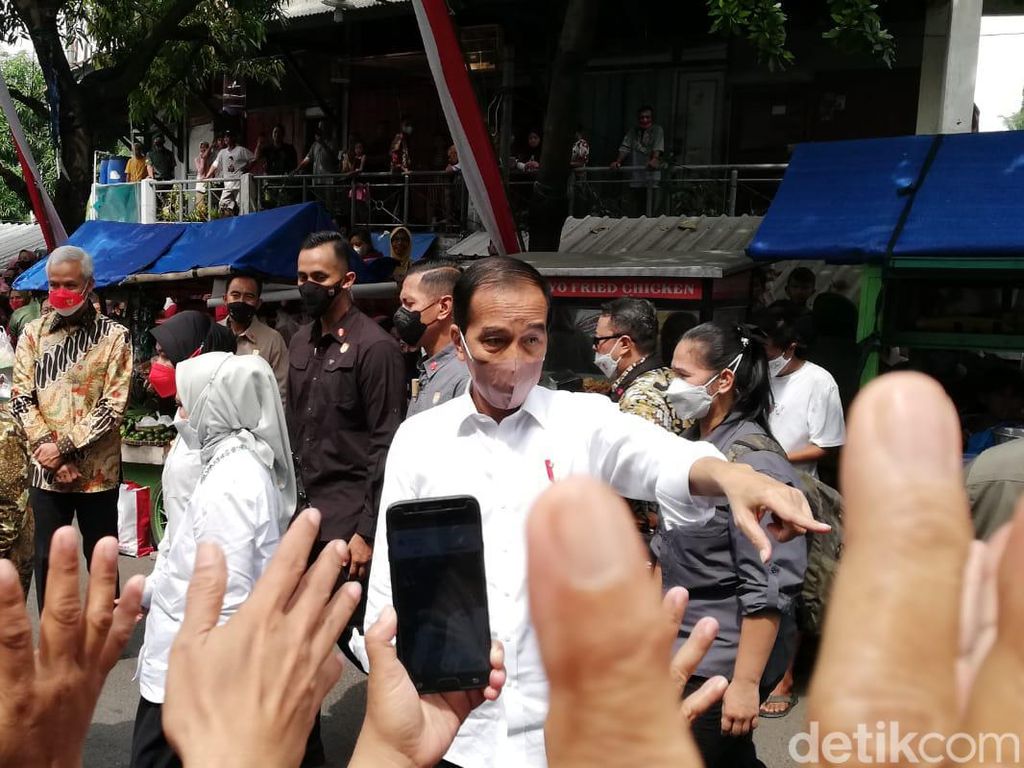 Usai Nikahkan Adiknya, Jokowi Blusukan Nonton Reog di Balekambang