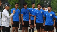 Pelatih Timnas Indonesia Shin Tae-yong (kiri) memberi arahan kepada pemain saat memimpin sesi latihan perdana di Kawasan Gelora Bung Karno.
