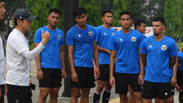 Latihan Perdana Timnas Indonesia Jelang Kualifikasi Piala Asia Pelatih Timnas Indonesia Shin Tae-yong (kiri) memberi arahan kepada pemain saat memimpin sesi latihan perdana di Kawasan Gelora Bung Karno, Senayan, Jakarta, Kamis (26/5/2022). Timnas Indonesia memulai pemusatan latihan sebagai persiapan jelang laga FIFA Match Day Timnas Indonesia vs Bangladesh pada Rabu, 1 Juni di Bandung dan kualifikasi Piala Asia 2023 yang digelar pada 8-14 Juni di Kuwait. ANTARA FOTO/Hafidz Mubarak A/YU