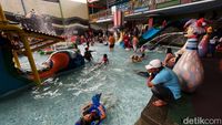 Meriah Libur Kenaikan Isa Almasih, Kolam Renang Banjir Anak-anak