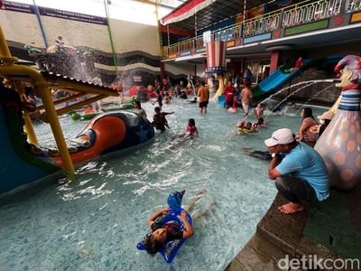 Meriah Libur Kenaikan Isa Almasih, Kolam Renang Banjir Anak-anak