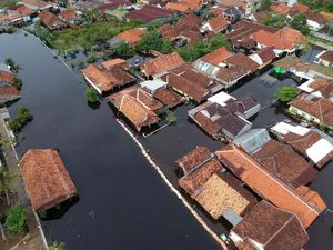 Banjir Rob di Jateng, KIARA: Evaluasi Proyek Industri-Infrastruktur!