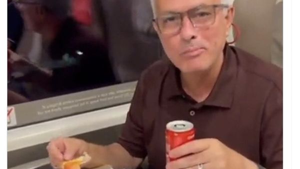 AS Roma Jawara, Netizen: Mourinho Tak Ada Matinya