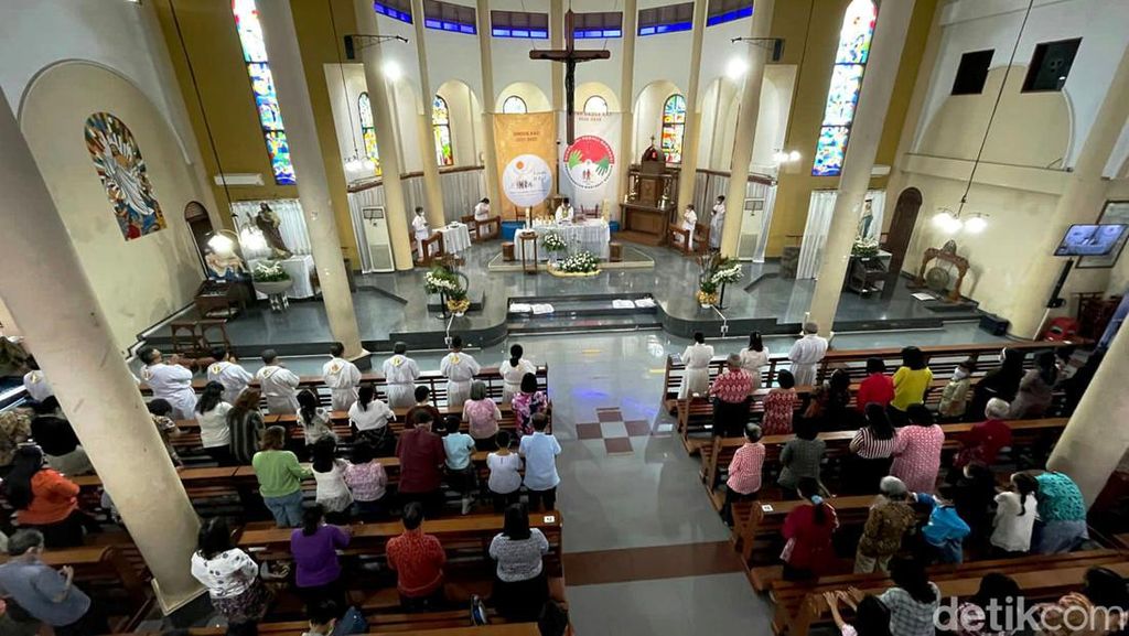 Menengok Pelaksanaan Misa Kenaikan Isa Almasih di Gereja Bekasi Menengok Pelaksanaan Misa Kenaikan Isa Almasih di Gereja Bekasi