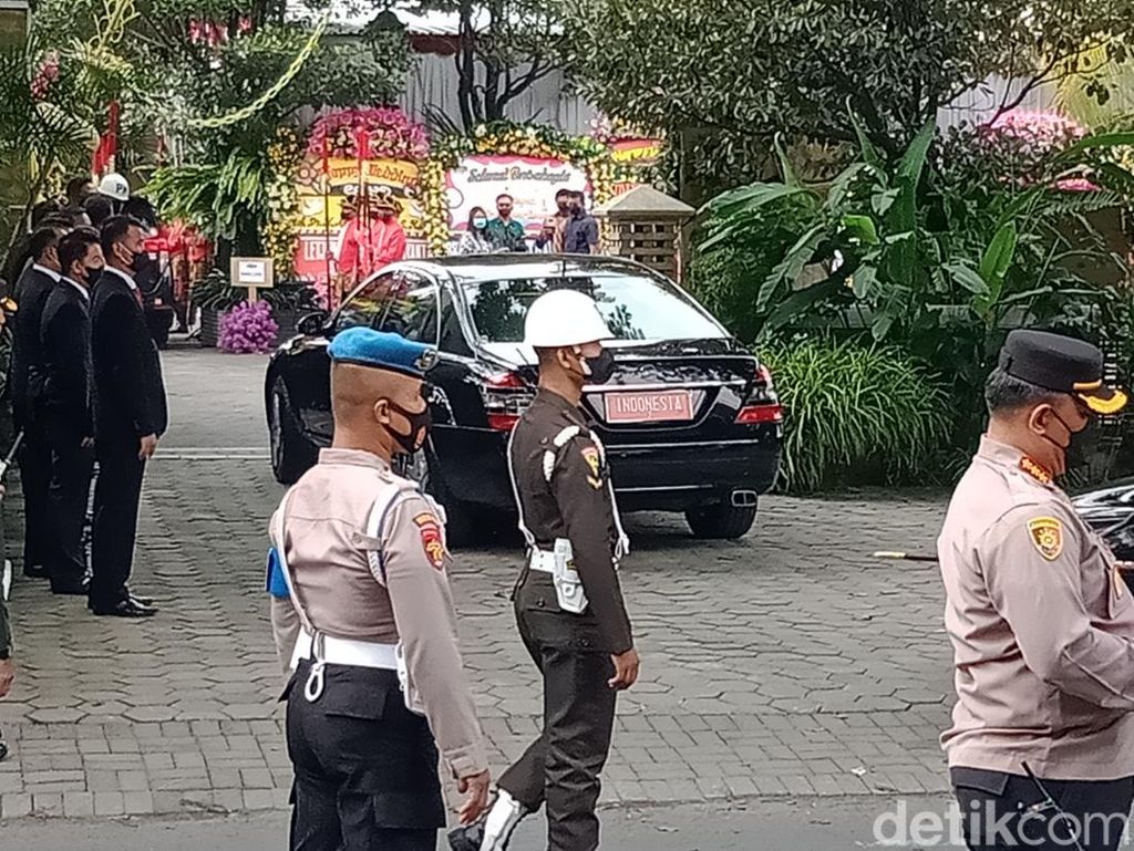 Mobil Wapres Maruf Amin Masuk Gedung Graha Saba, Disusul Rombongan Jokowi