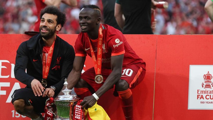 LONDON, ENGLAND - MAY 14: Mohamed Salah and Sadio Mane of Liverpool celebrate with the FA Cup Trophy during The FA Cup Final match between Chelsea and Liverpool at Wembley Stadium on May 14, 2022 in London, England. (Photo by Matthew Ashton - AMA/Getty Images)