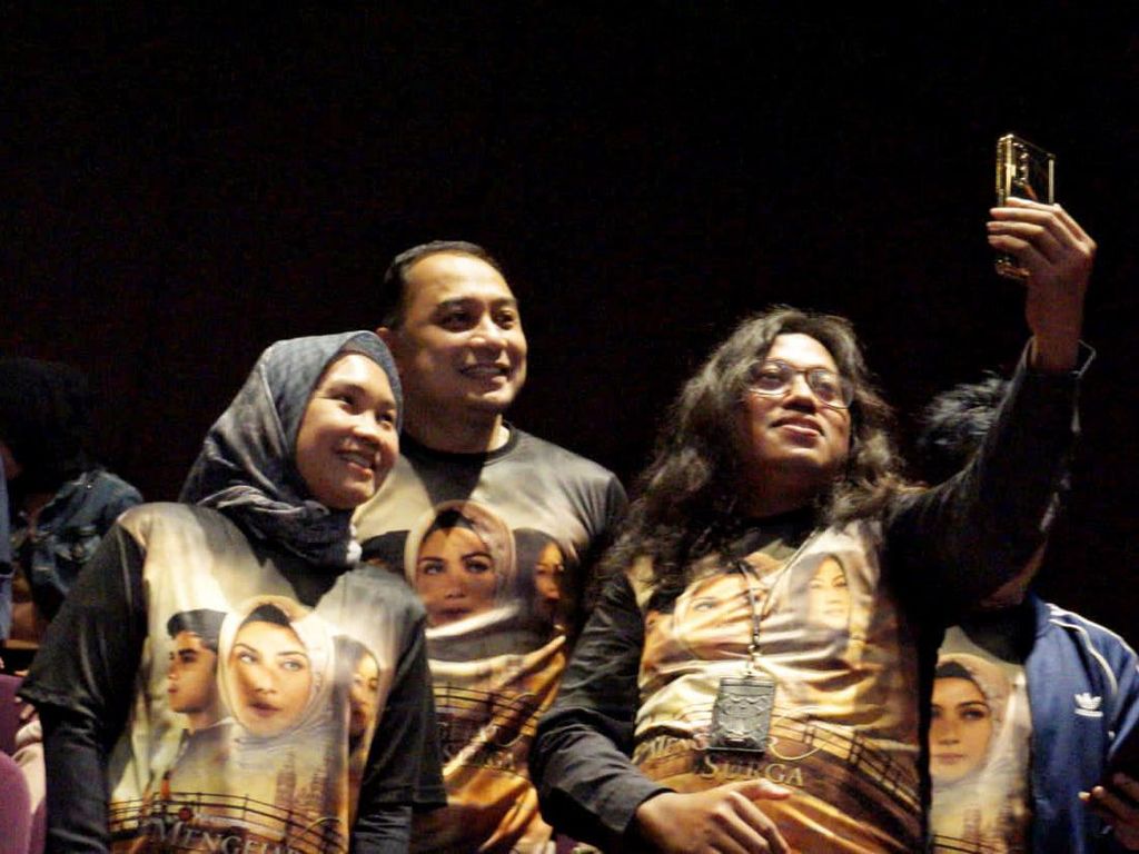 Momen Nobar Mengejar Surga Bersama Wali Kota Surabaya Momen Nobar Mengejar Surga Bersama Wali Kota Surabaya