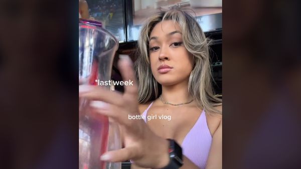 Potret Wanita yang Viral Jadi Penuang Minuman, Sehari Dapat Tip Rp 70 Juta