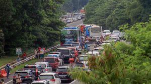 Padat! Penampakan Jalur Puncak Bogor Saat Libur Kenaikan Isa Almasih