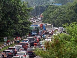 Padat! Penampakan Jalur Puncak Bogor Saat Libur Kenaikan Isa Almasih Padat! Penampakan Jalur Puncak Bogor Saat Libur Kenaikan Isa Almasih