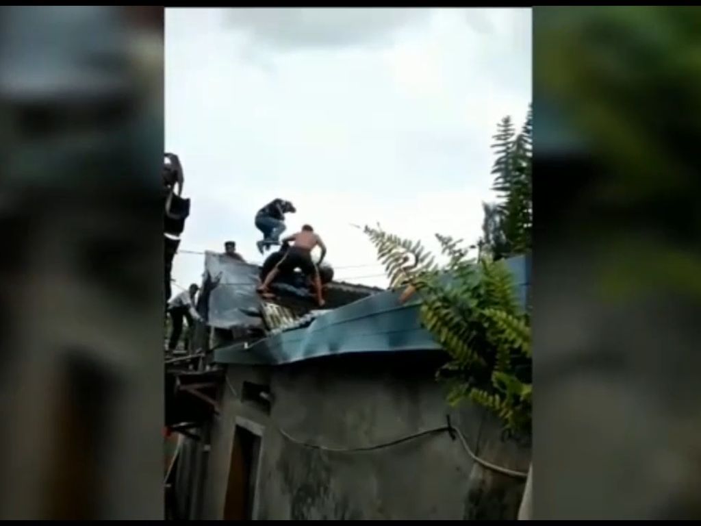 Dramatis! Pelaku Curanmor Dikeroyok Massa di Atas Atap Dramatis! Pelaku Curanmor Dikeroyok Massa di Atas Atap