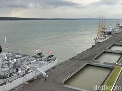 Melihat Selat Madura yang Luas dari Atas Monumen Jalesveva Jayamahe