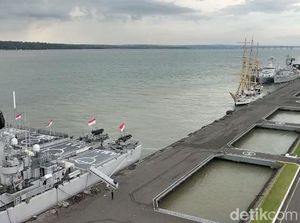 Melihat Selat Madura yang Luas dari Atas Monumen Jalesveva Jayamahe Melihat Selat Madura yang Luas dari Atas Monumen Jalesveva Jayamahe