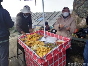 Kebahagiaan Sederhana Penjual Gorengan di Gunung Tangkubanparahu