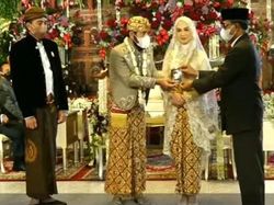 Anggunnya Adik Jokowi dan Anwar Usman Kenakan Busana Merah Marun