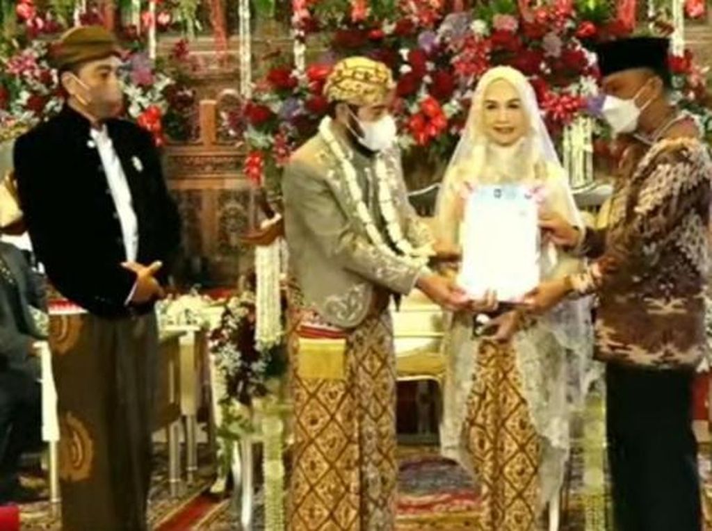 Menikah, Ketua MK-Adik Jokowi Terima Kartu Keluarga dan KTP