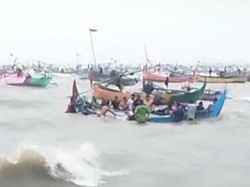 6 Perahu Nelayan di Rembang Tenggelam Diterjang Ombak-Angin Kencang