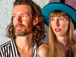 Jadi Sensasi, Pasangan Ini Bikin Podcast Sedang Bercinta