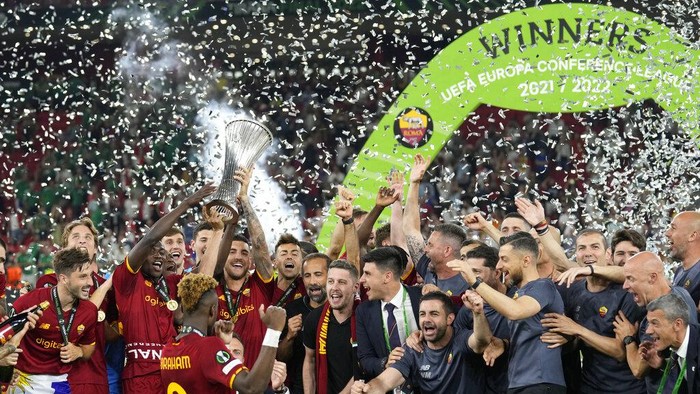Potret AS Roma Rayakan Juara UEFA Conference League Roma's coach Jose Mourinho, center, celebrates at the end of the Europa Conference League final soccer match between AS Roma and Feyenoord at the National Arena stadium in Tirana, Albania, Wednesday, May 25, 2022. Roma won 1-0. (Lisi Niesner/Pool via AP)