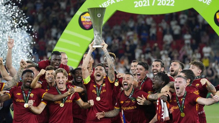 Potret AS Roma Rayakan Juara UEFA Conference League Roma's coach Jose Mourinho, center, celebrates at the end of the Europa Conference League final soccer match between AS Roma and Feyenoord at the National Arena stadium in Tirana, Albania, Wednesday, May 25, 2022. Roma won 1-0. (Lisi Niesner/Pool via AP)