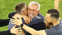 Kemenangan ini juga membuat sang manajer, Jose Mourinho mencatat sejarah. Ia berhasil menjadi juara di tiga kompetisi berbeda di Eropa, dan tak pernah kalah di partai final. AP Photo