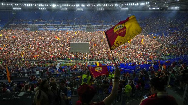 Roma's coach Jose Mourinho, center, celebrates at the end of the Europa Conference League final soccer match between AS Roma and Feyenoord at the National Arena stadium in Tirana, Albania, Wednesday, May 25, 2022. Roma won 1-0. (Lisi Niesner/Pool via AP)