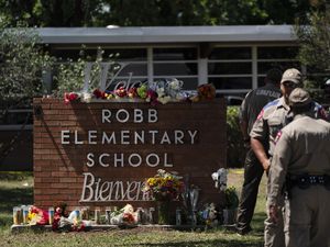 Potret Bunga hingga Boneka Hiasi Lokasi Penembakan di SD Texas Potret Bunga hingga Boneka Hiasi Lokasi Penembakan di SD Texas