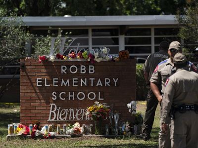 Potret Bunga hingga Boneka Hiasi Lokasi Penembakan di SD Texas