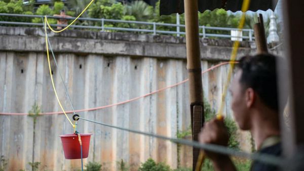 Potret Unik Belanja di Warung Kerek, Pakai Tali dan Ember