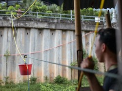 Jangan Kaget! Makanan di Warung Ini Diantar Pakai Tali dan Ember